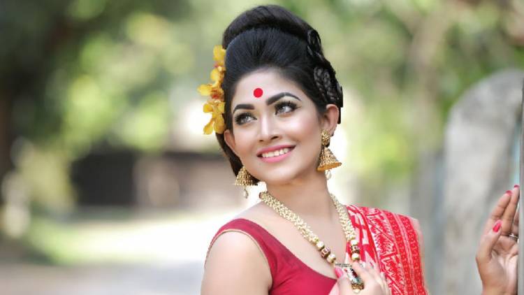 খোঁপায় তারার ফুল