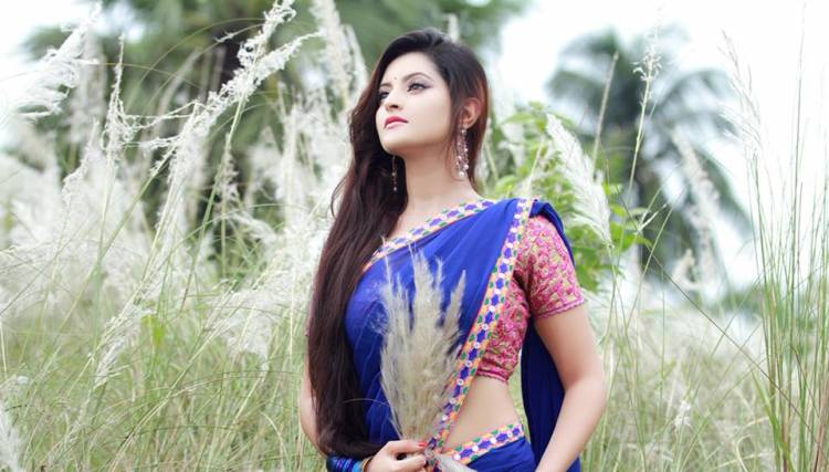 বর্ষায় পড়ুন নীল শাড়ি