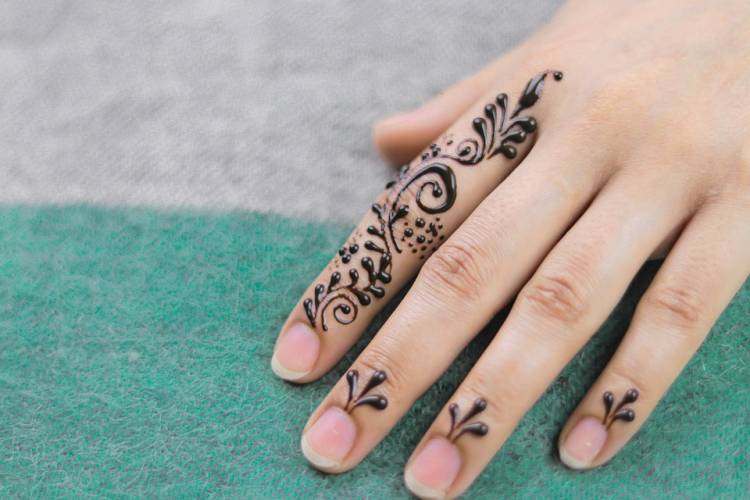 মেহেদির হালকা নকশায়