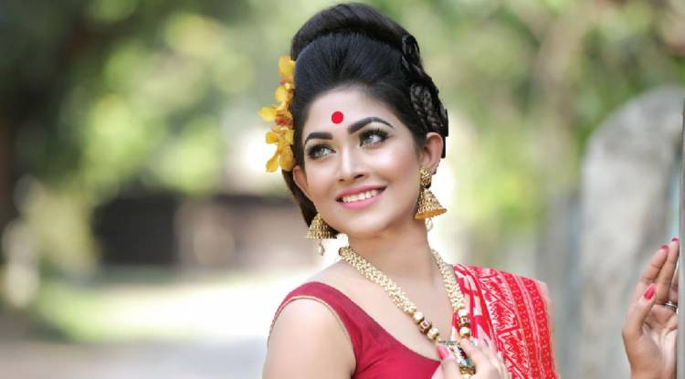 খোঁপায় তারার ফুল