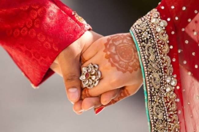 কিভাবে আপনার সঙ্গীকে খুশী রাখবেন  ?