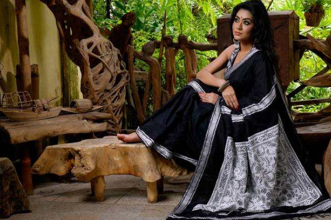 কালো রঙে হয়ে উঠুন মোহনীয় !