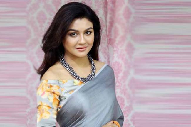 কপাল বড় হলে চুলের কাট কেমন হবে !
